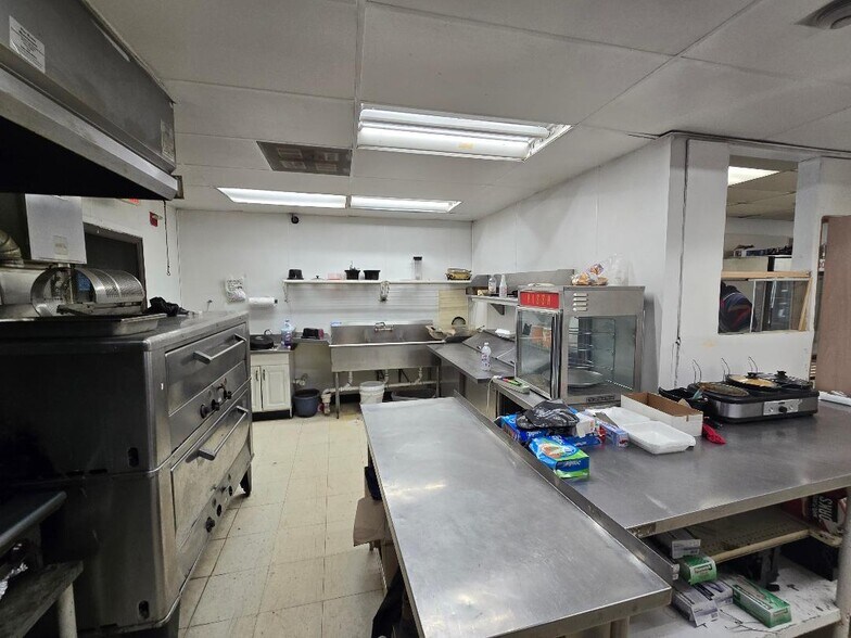 More Photos Of 541 University Pkwy, University Park Convenience Store For Sale