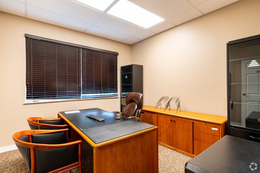 More Photos Of 36520 Grand River Ave, Farmington Hills Unknown For Lease
