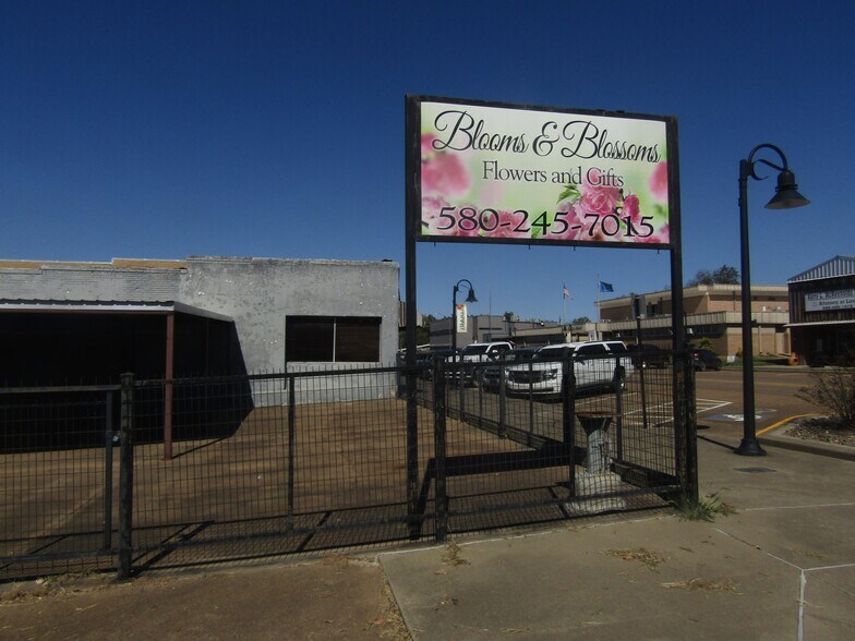 More Photos Of 9 NW Martin Luther King Ave, Idabel General Retail For Sale