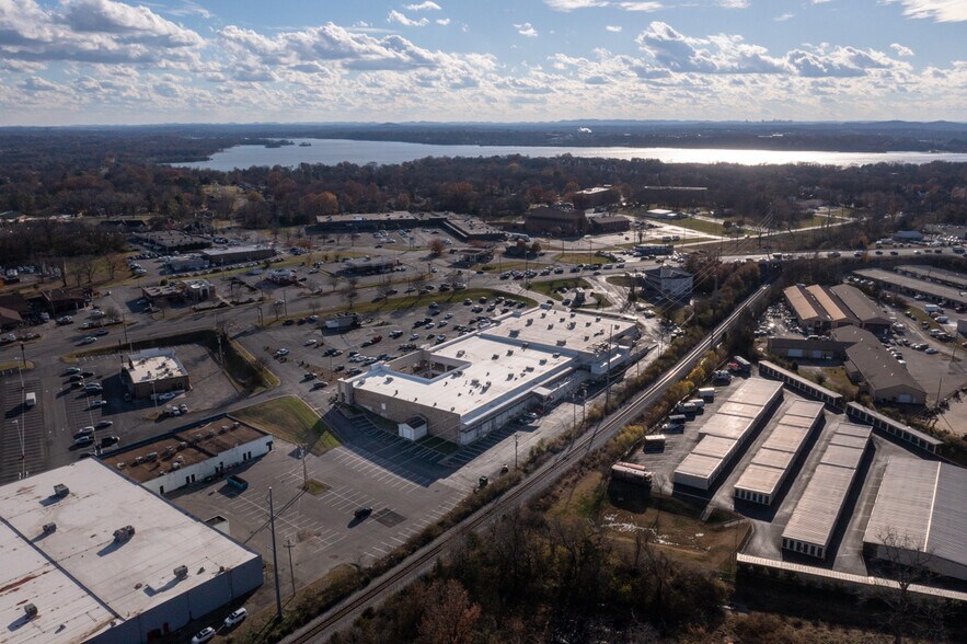 More Photos Of 500 W Main St, Hendersonville Freestanding For Lease