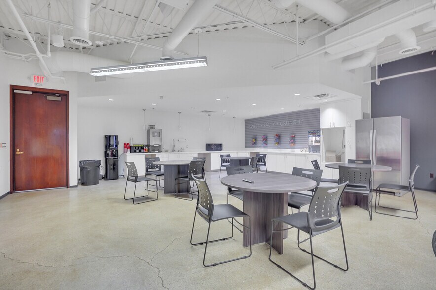 More Photos Of 31700 Middlebelt Rd, Farmington Hills Office For Lease