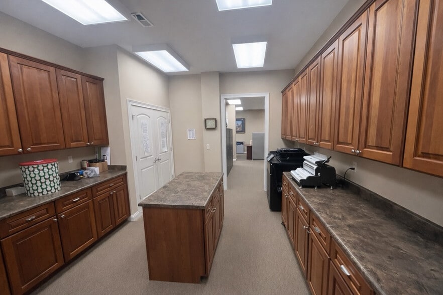 More Photos Of 8241 Cornell Rd, Cincinnati Office For Sale