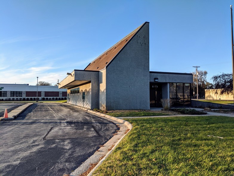 More Photos Of 614 E Jefferson St, Rockford Bank For Sale