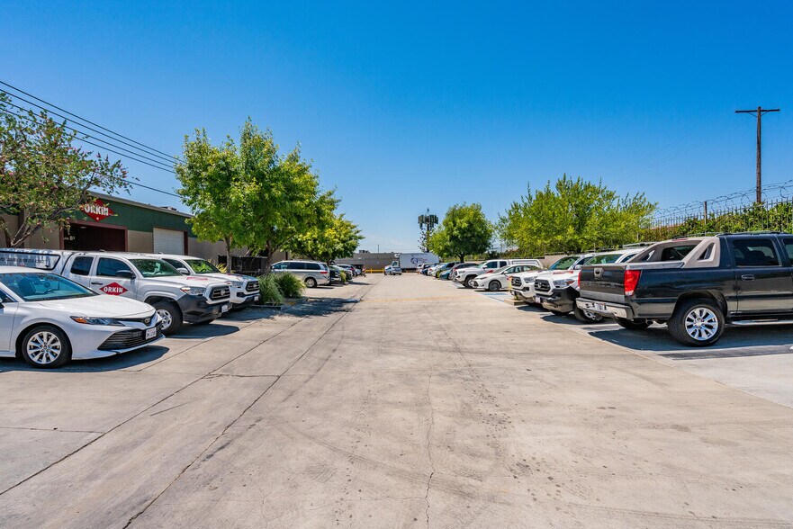 More Photos Of 12701 Van Nuys Blvd, Pacoima Warehouse For Lease