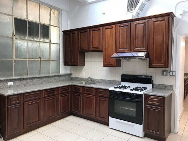 More Photos Of 686 Sacramento St, San Francisco General Retail For Lease