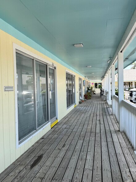 More Photos Of 16681 Mcgregor Blvd, Fort Myers Unknown For Lease