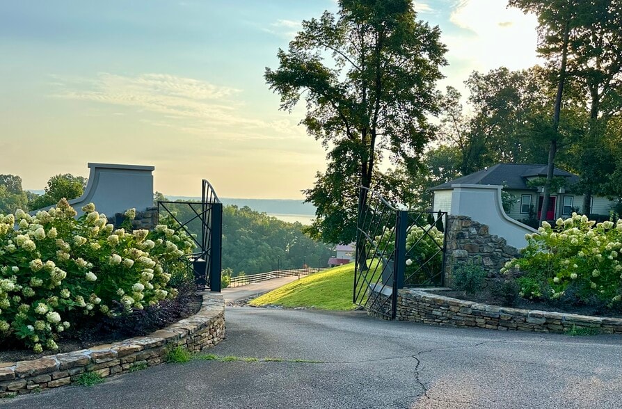 More Photos Of 165 Lakeshore Ln, Counce Hotel For Sale