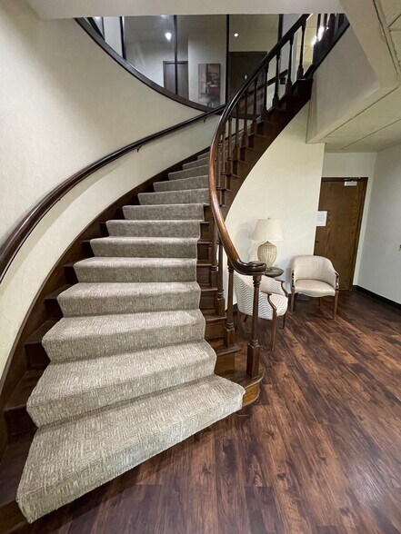 More Photos Of 5440 N Oak Tfwy, Kansas City Office For Sale