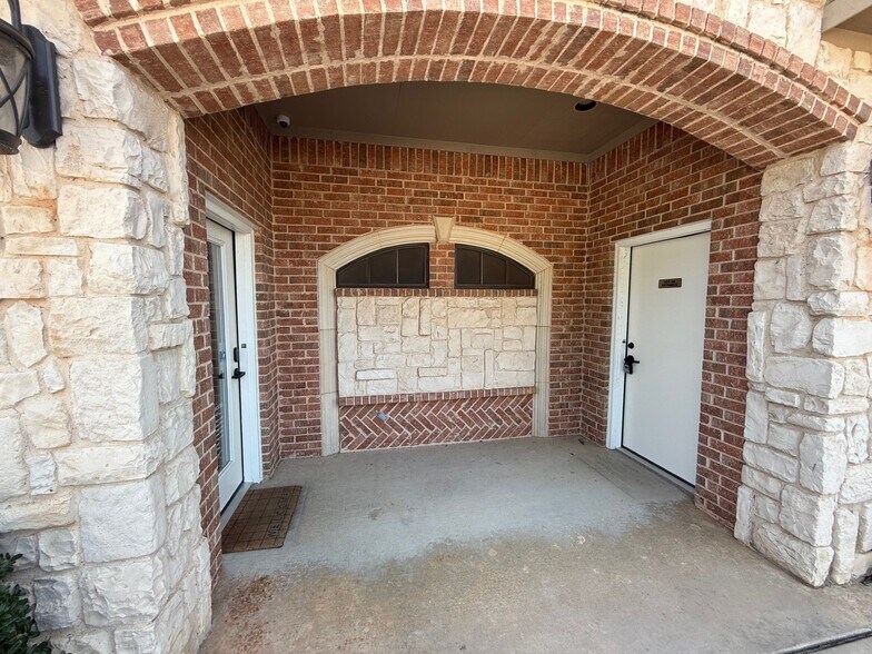 More Photos Of 2124 Parkwood Dr, Bedford Office For Lease