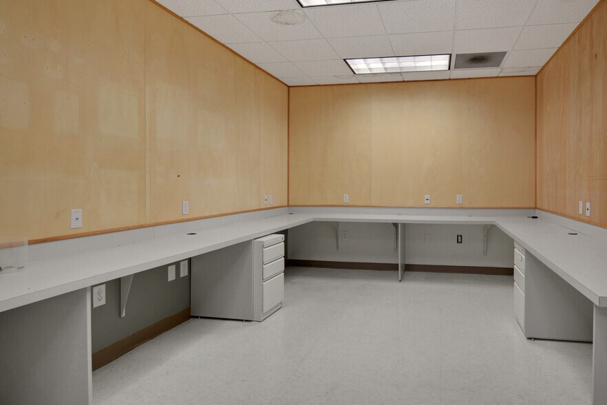 More Photos Of 9512 Sunbeam Center Dr, Jacksonville Office For Lease