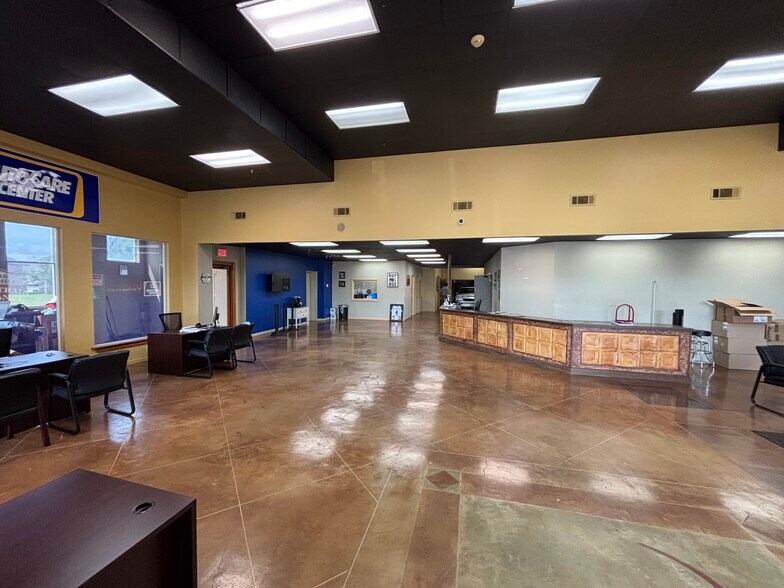 More Photos Of 10660 Coursey Blvd, Baton Rouge General Retail For Lease
