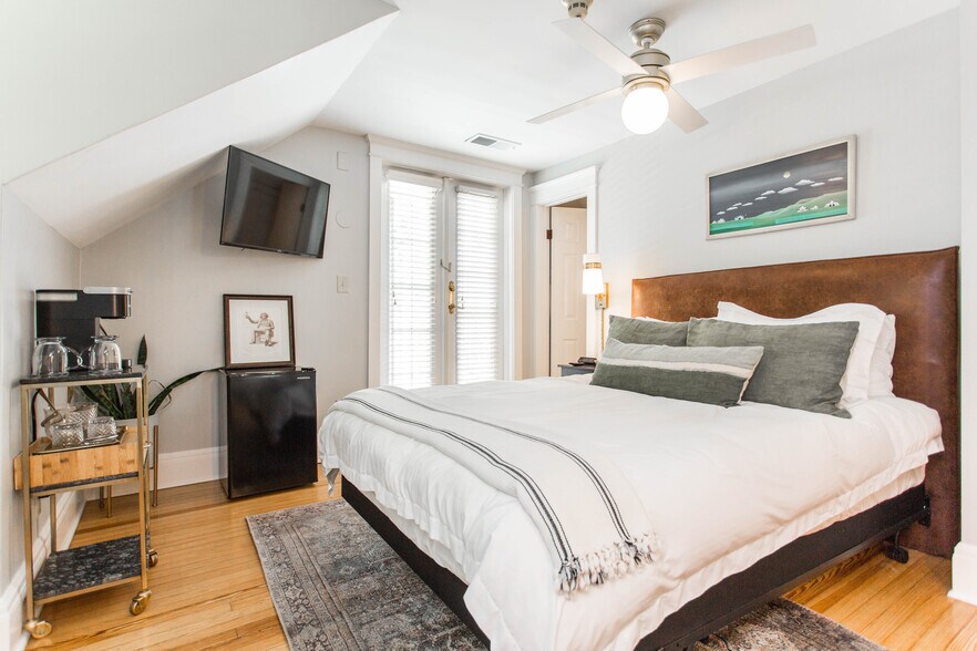 More Photos Of 116 E 46th St, Kansas City Hospitality For Sale