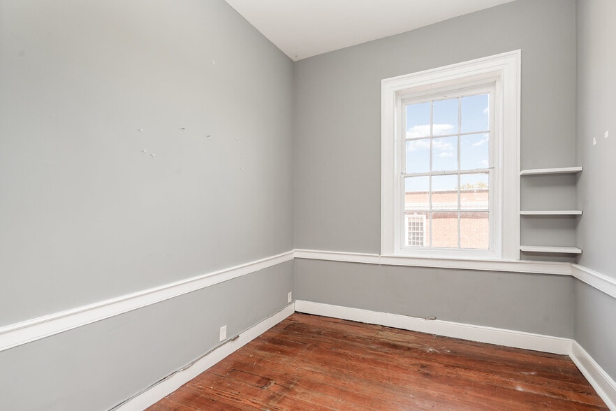 More Photos Of 826 Caroline St, Fredericksburg Storefront Retail Office For Lease