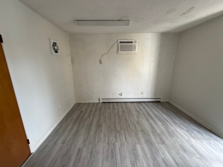 More Photos Of 1019 Farmington Ave, Bristol Office For Lease