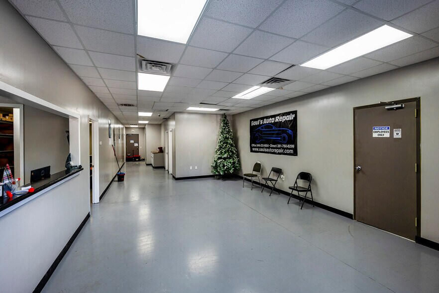 More Photos Of 21820 E Wallis Dr, Porter Warehouse For Lease