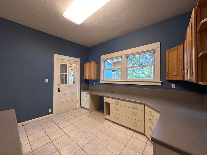 More Photos Of 619 NE Roberts Ave, Gresham Medical For Lease