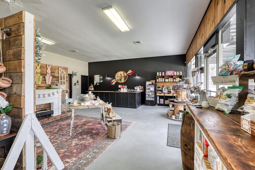 More Photos Of 8637 Oxbow Ln, Neosho Storefront Retail Residential For Sale