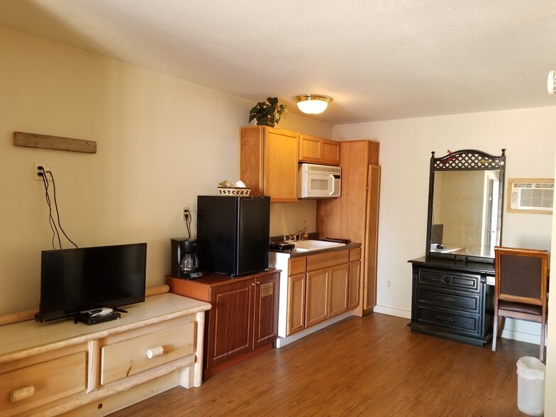 More Photos Of 109256 Highway 97 N, Chemult Hotel For Sale