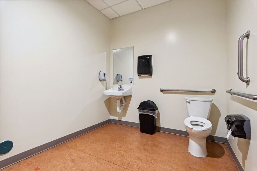More Photos Of 4275 Western Blvd, Jacksonville Medical For Sale