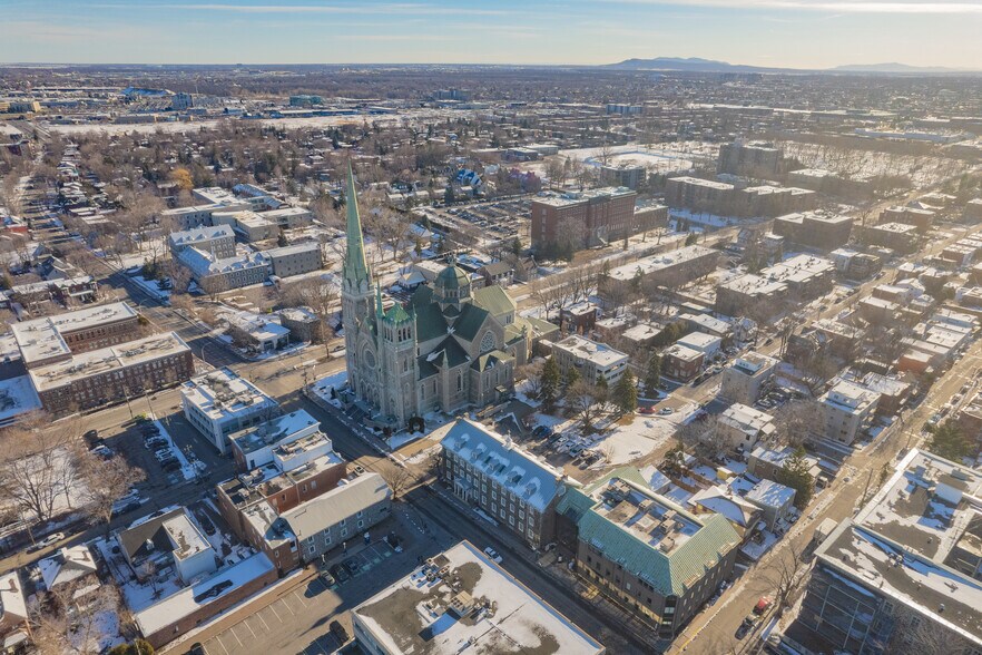 More Photos Of 32 Rue Saint-Charles, Longueuil Office For Lease