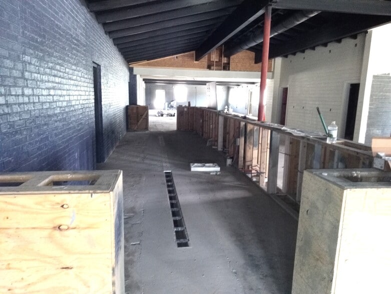 More Photos Of 10201 Abercorn St, Savannah Bar For Lease