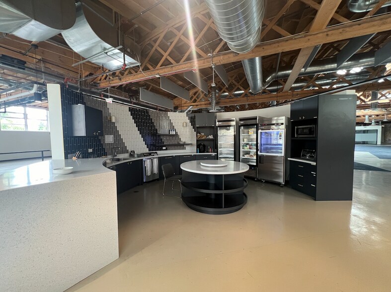 More Photos Of 2901 W Lawrence Ave, Chicago Flex For Lease