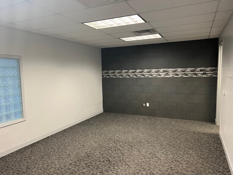 More Photos Of 15402 Dexler Dr, Austin Showroom For Lease