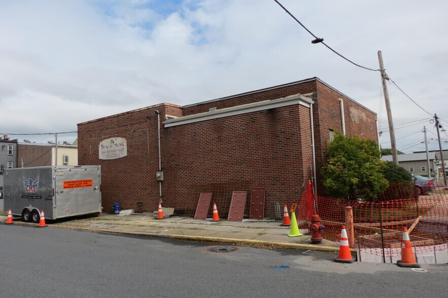 More Photos Of 27 S Charlotte St, Manheim Freestanding For Sale