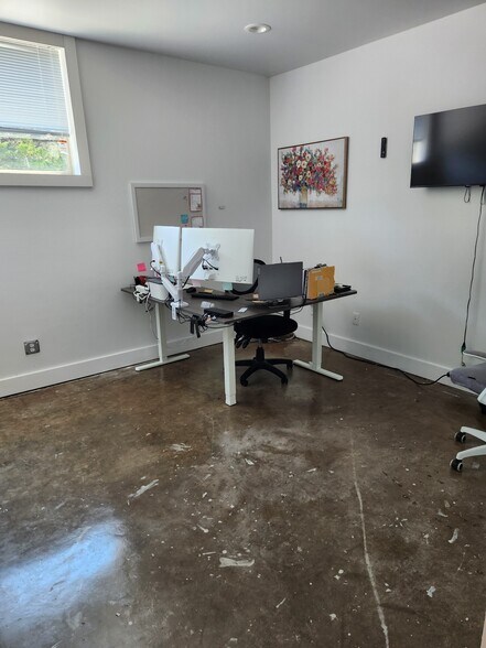 More Photos Of 920 Dauphin St, Mobile Office For Sale