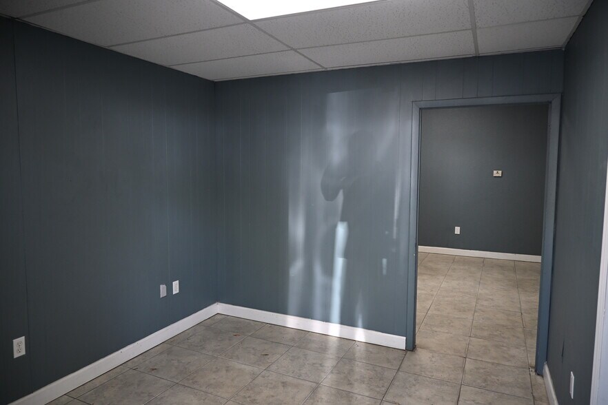 More Photos Of 14401 60th St N, Clearwater Warehouse For Lease