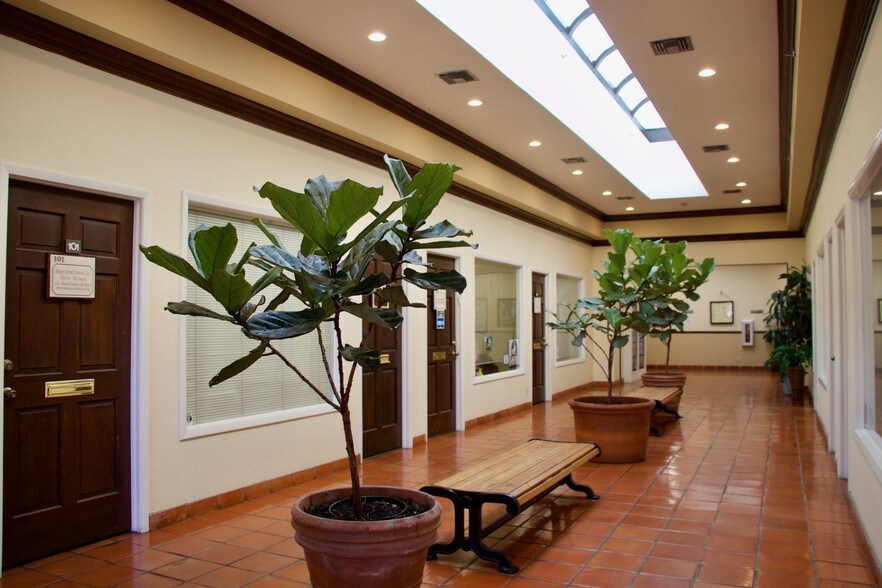 More Photos Of 1700 N Dixie Hwy, Boca Raton Office For Lease