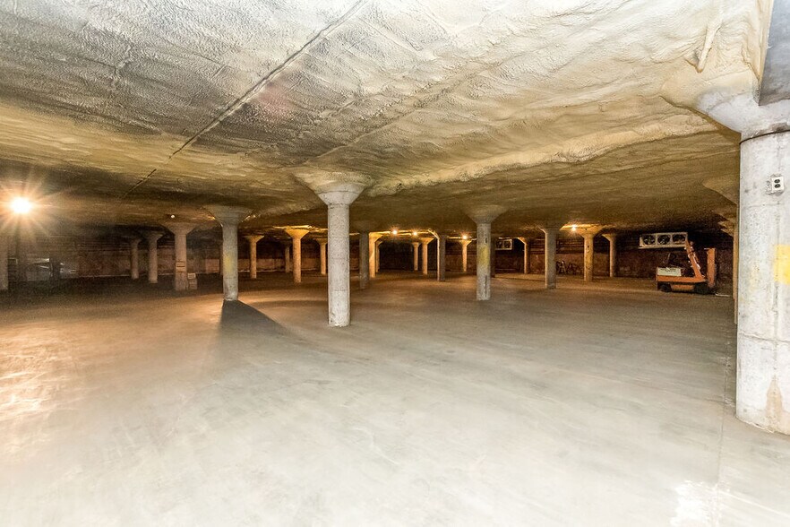 More Photos Of 196 Carlton Dr, Inwood Industrial For Sale