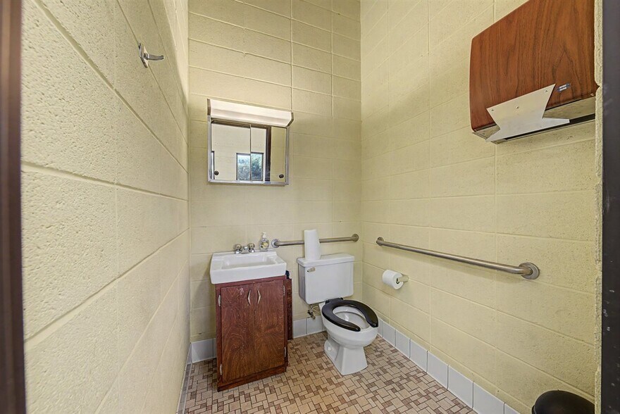 More Photos Of 16771 S 15th St, Galesville Warehouse For Sale