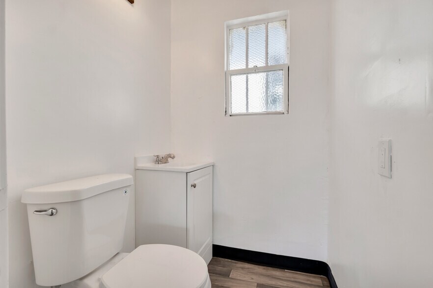 More Photos Of 901 N Maclay Ave, San Fernando Freestanding For Sale