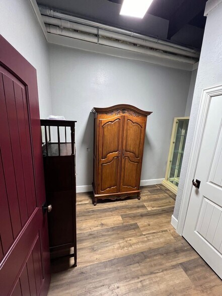 More Photos Of 119 E 5th St, Bonham Restaurant For Sale