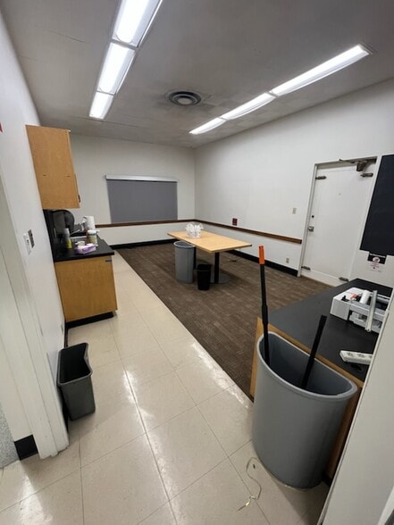 More Photos Of 1309 N Chester Ave, Bakersfield Bank For Lease