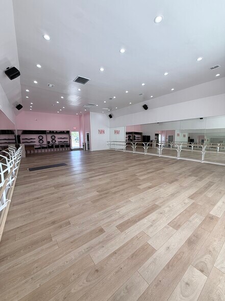 More Photos Of 1257-1261 N La Brea Ave, Los Angeles Freestanding For Lease