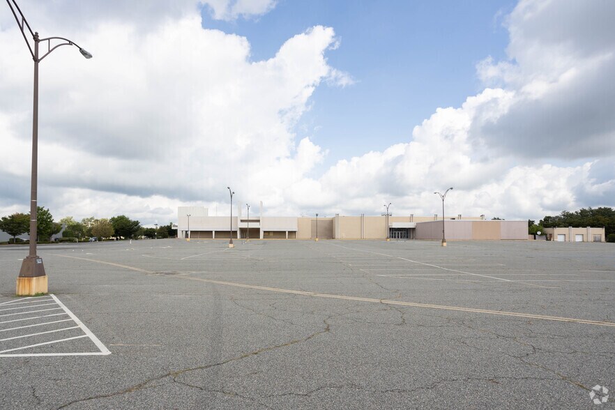 More Photos Of 195 N Broadway, Hicksville Freestanding For Lease