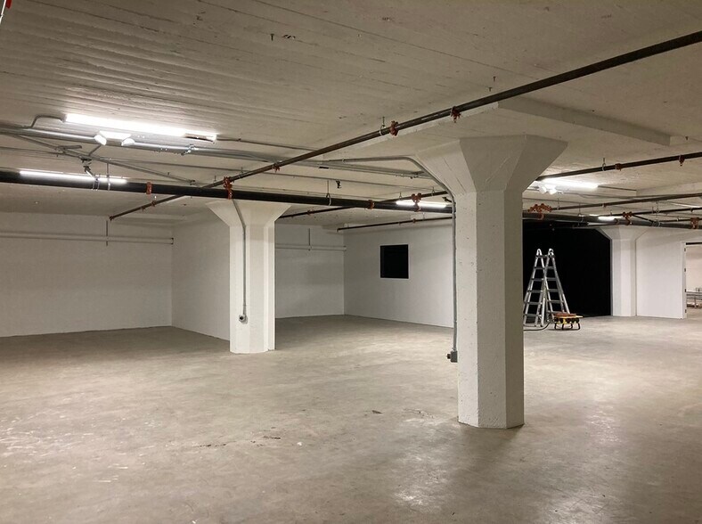 More Photos Of 405 Towne Ave, Los Angeles Showroom For Sale
