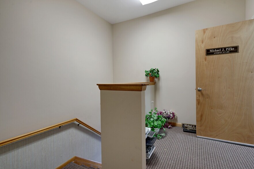 More Photos Of 291 Herbertsville Rd, Brick Office For Lease