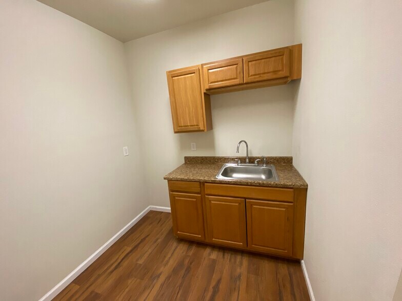 More Photos Of 144 Lincoln Place Ct, Belleville Medical For Sale