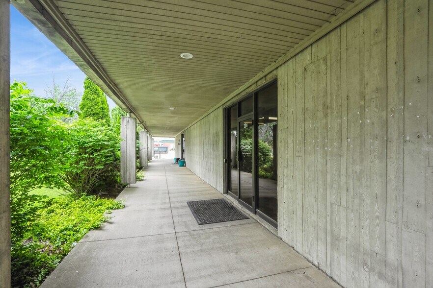 More Photos Of 202-210 W State St, Marshalltown Office For Sale