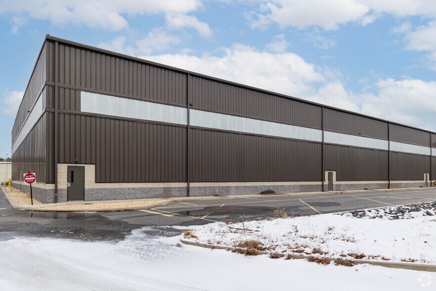 More Photos Of 86 Industrial Rd, Wainscott Warehouse For Lease