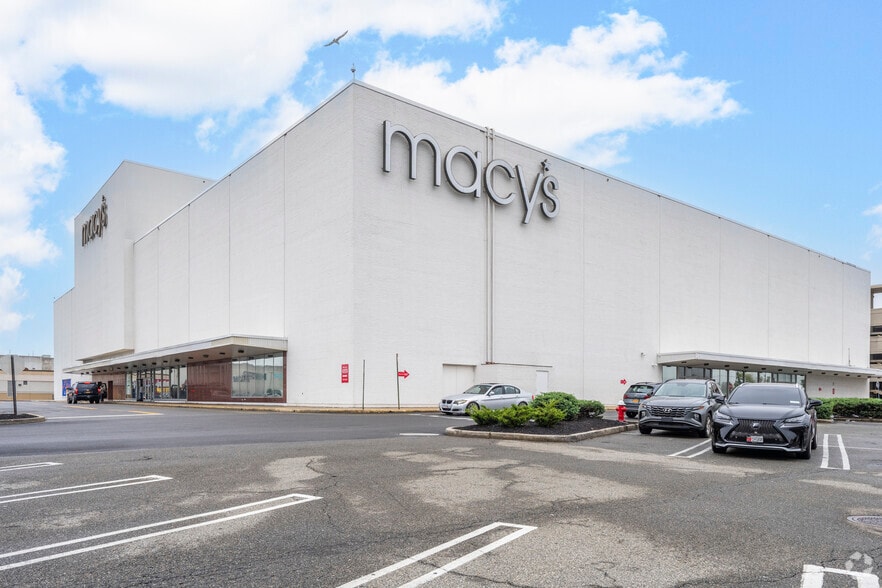 More Photos Of 1098-2034 Green Acres Mall, Valley Stream Storefront For Lease