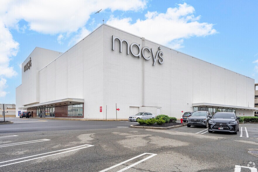 More Photos Of 1098 Green Acres Mall, Valley Stream Storefront For Lease