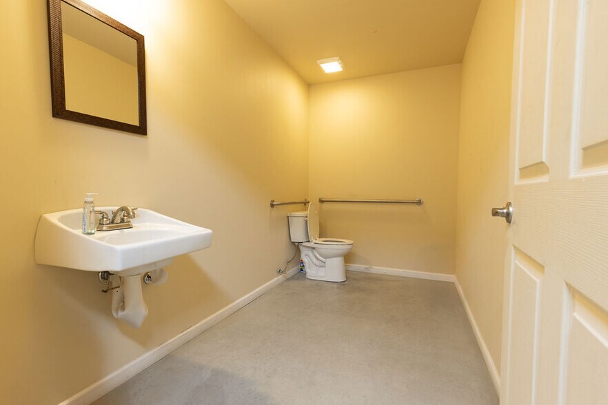 More Photos Of 368 Nike Rd, Jeffersonville Distribution For Sale