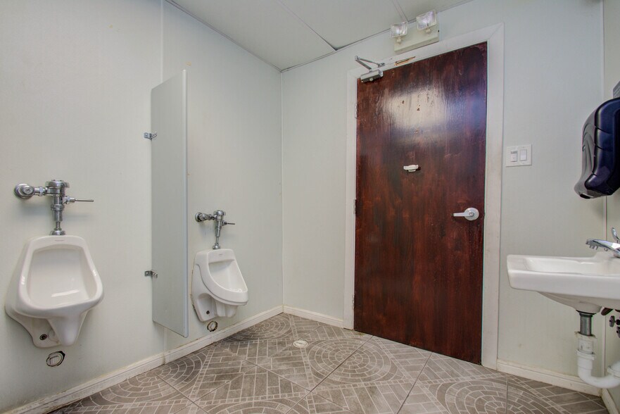 More Photos Of 6555 Navigation Blvd, Houston Warehouse For Lease