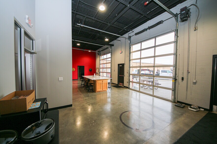 More Photos Of 7707 National Tpke, Louisville Light Distribution For Lease