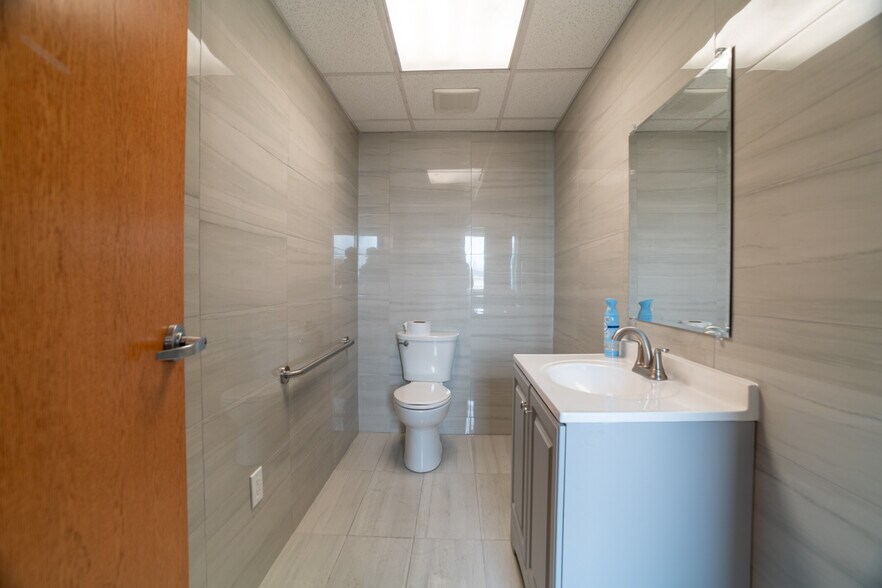 More Photos Of 125-127 Byassee Dr, Hazelwood Warehouse For Lease