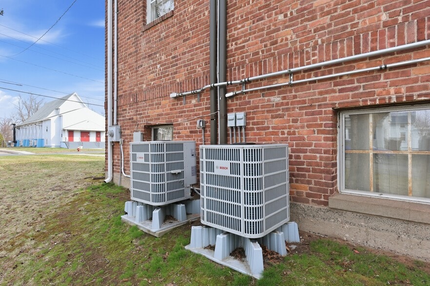 More Photos Of 43 Naubuc Ave, Glastonbury Flex For Sale